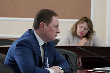 Такси с желтой полосой 